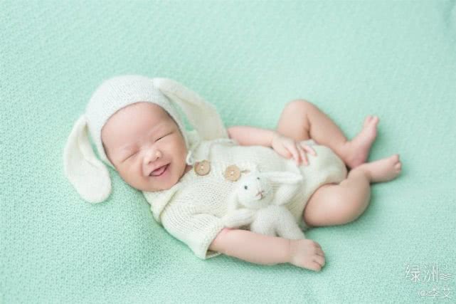 李艾晒老公儿子，灯泡依偎在爸爸怀里撒娇，小眼神委屈巴巴萌翻