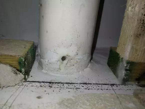 阳台水管被打孔破了怎么补,阳台装了铝扣板后漏水