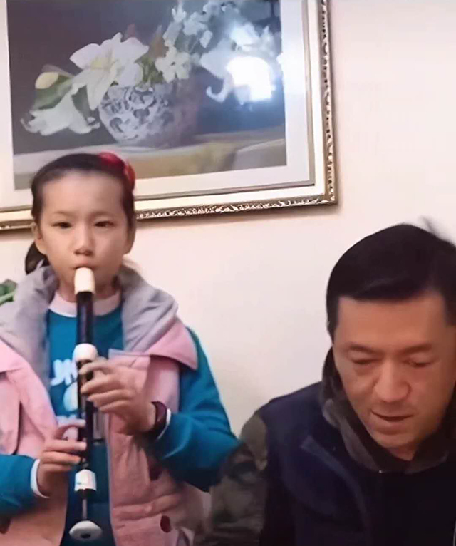 爸爸妈妈奶奶3人斗地主，女儿现场配乐，爸爸：特长班的钱没白花