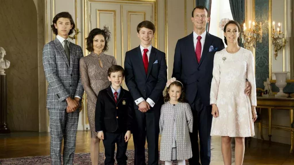 全球最帅王子18岁净身出户，上海打工赚钱：生来是王子，太惨了