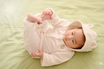 婴儿嘴有吸吮的动作是不是饿了,宝宝想吃奶拒奶