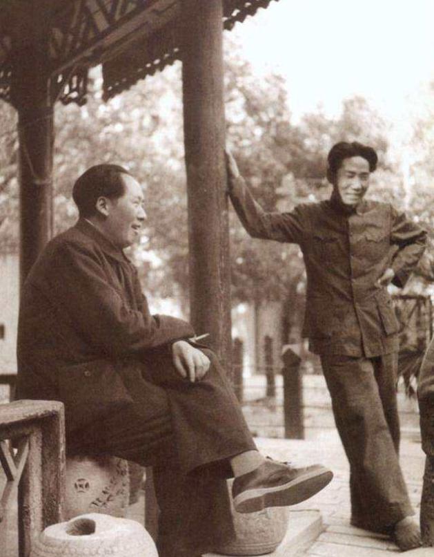 49年毛岸英大婚，酒至半酣时，毛主席摆摆手：你来，我给你个礼物