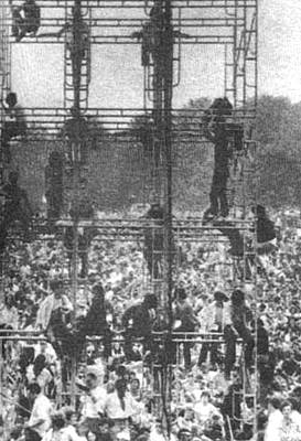 8月17日世界上规模最大的嬉皮士聚会，狂欢是一群人孤独