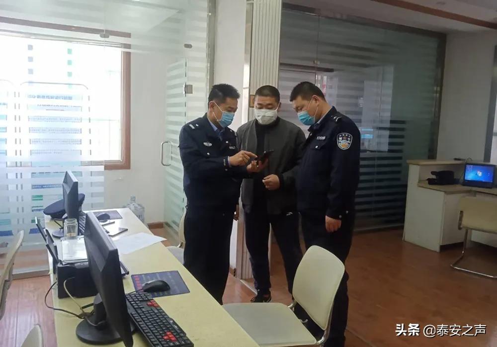 警察追回被骗的钱群众送锦旗感谢,民警追回被骗百万群众送锦旗致谢