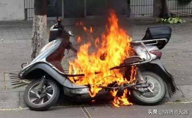 电瓶车电池用尽电再充有损害吗,电瓶车充满电不拔对电瓶有影响吗