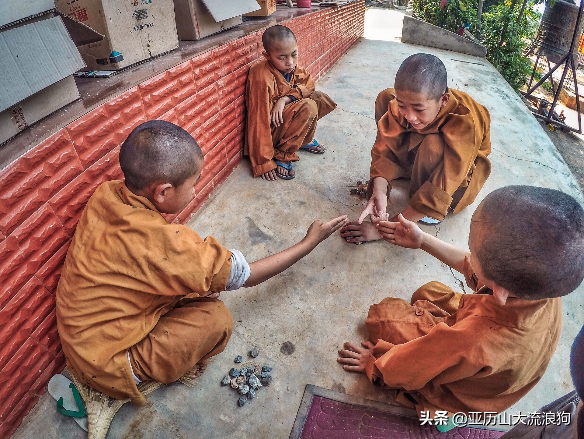 中缅边境的佛寺,旅途中遇到藏区僧人