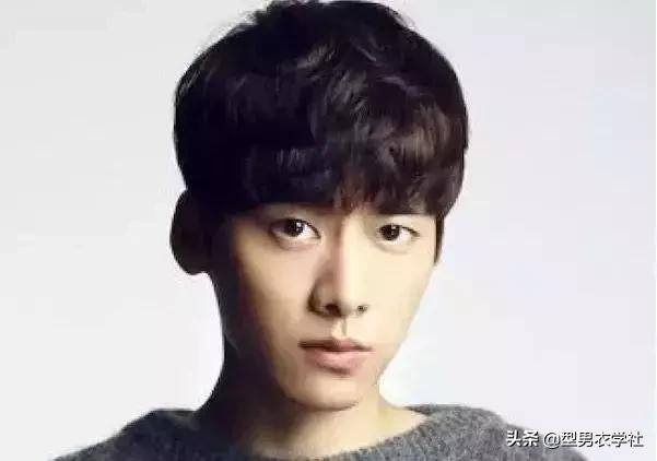 男生头发烫了之后什么发型合适,男生发型偏左还是右合适