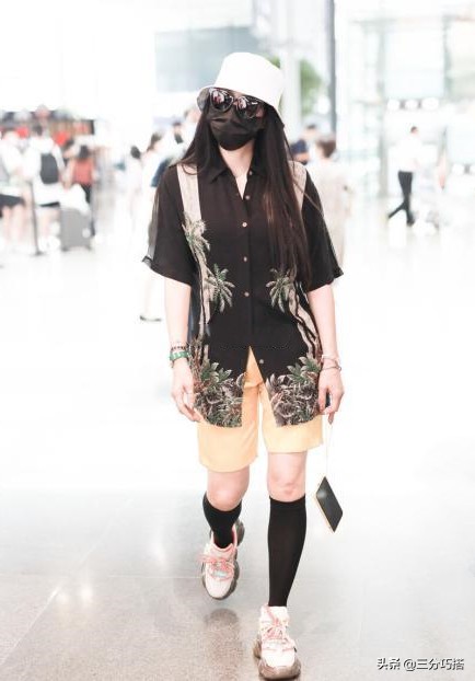 钟丽缇扮嫩扮出新高度,钟丽缇敢这样穿展示身材高贵优雅