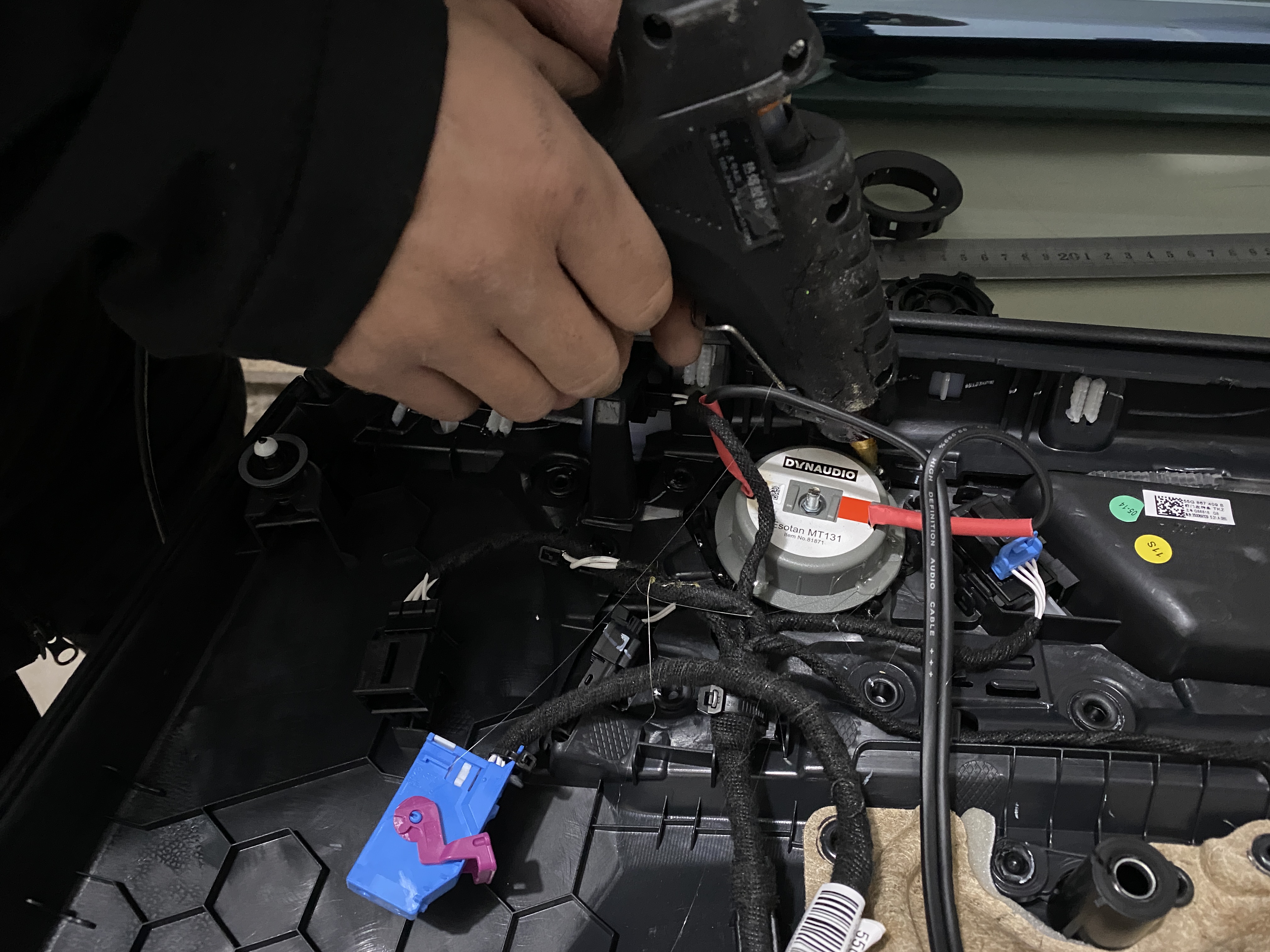 赤峰汽车音响隔音改鑫航改装大众探岳丹拿232音响喇叭四门隔音