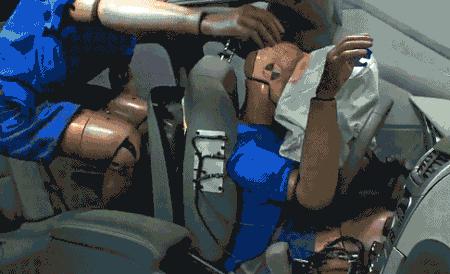 戴好头盔被汽车撞竟然没事的场景,一盔一带两车相撞有惊无险