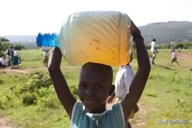 用零花钱给非洲挖了1000多口井，只因孩子眼泪，是那里最干净的水