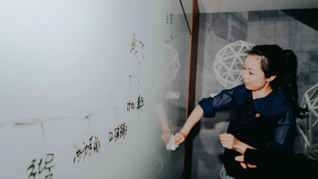 聚是一团火散是满天星完整的,聚是一团火散是满天星