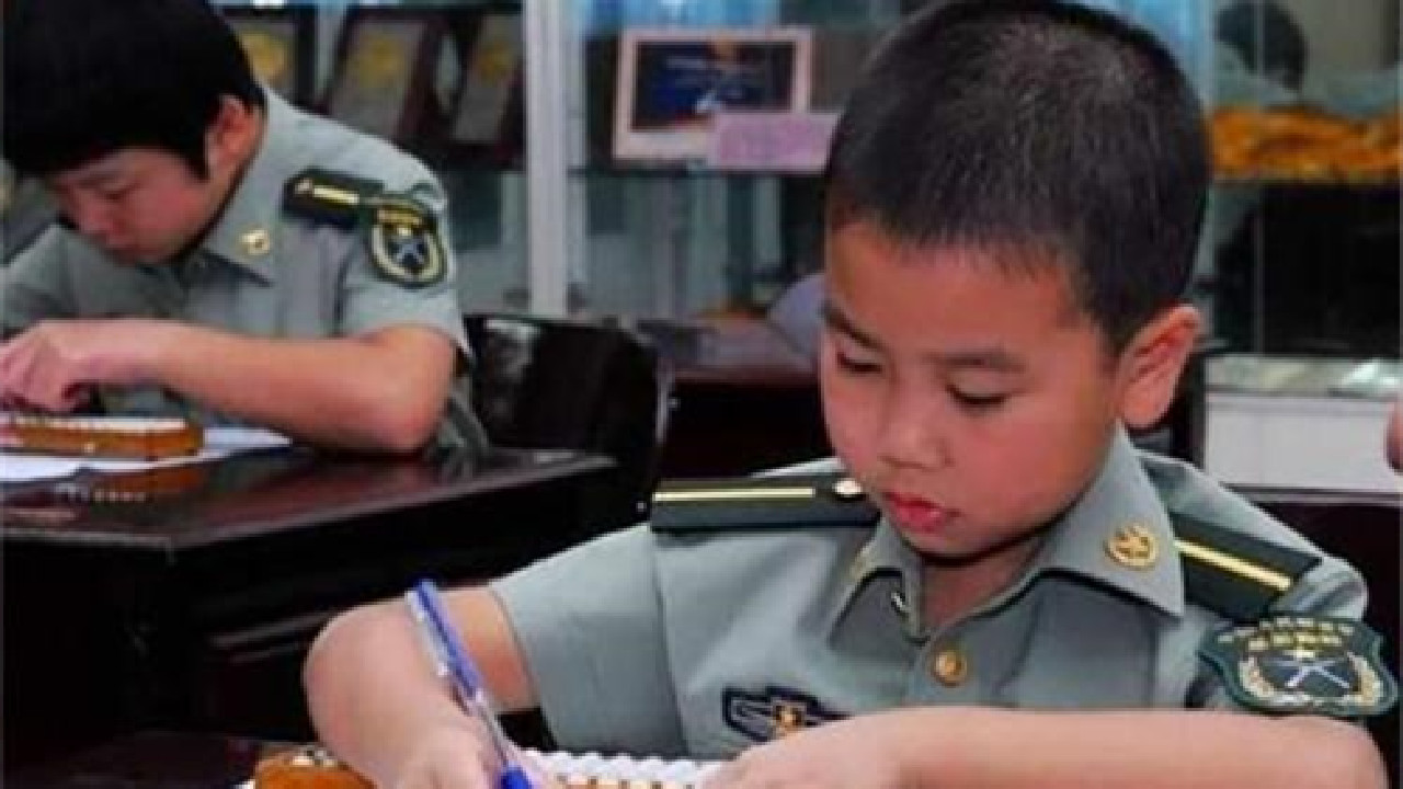 中国最小退役军官8岁入伍,中国特招入伍最小年龄国防生是谁