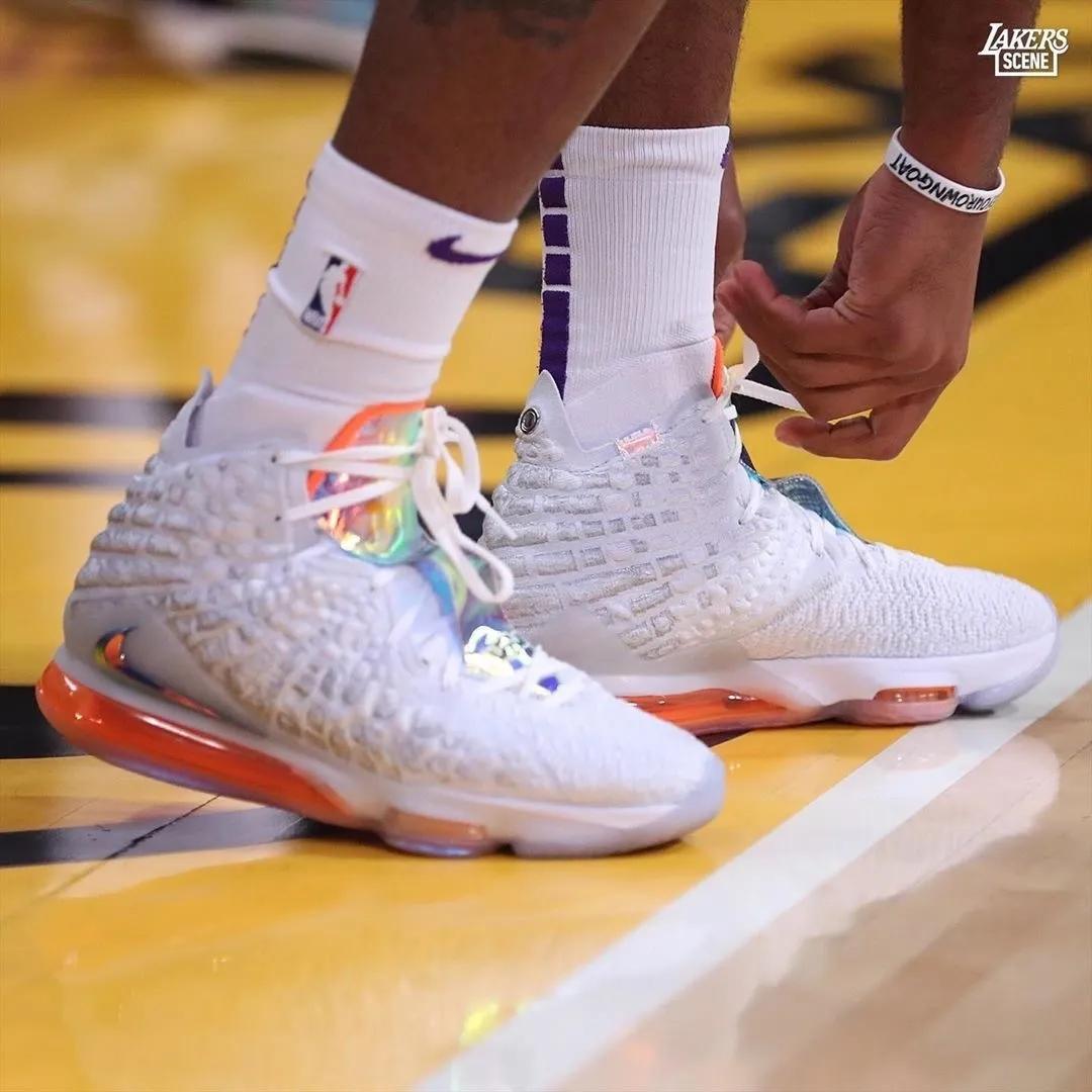 NBA球员上脚:莫里斯穿詹姆斯球鞋,库克的KD12很帅气