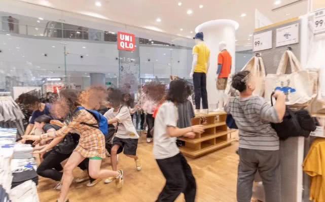 昨天微博、朋友圈都在刷一个视频：一群人疯狂抢衣服