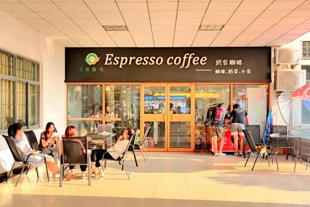 武昌这所低调的大学坐拥一线江景，教学楼窗外就是黄鹤楼