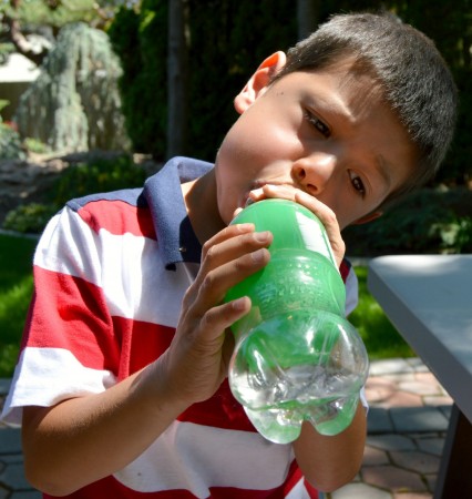 气球和塑料瓶变废为宝！7款科学小实验，在家轻松培养孩子创造力