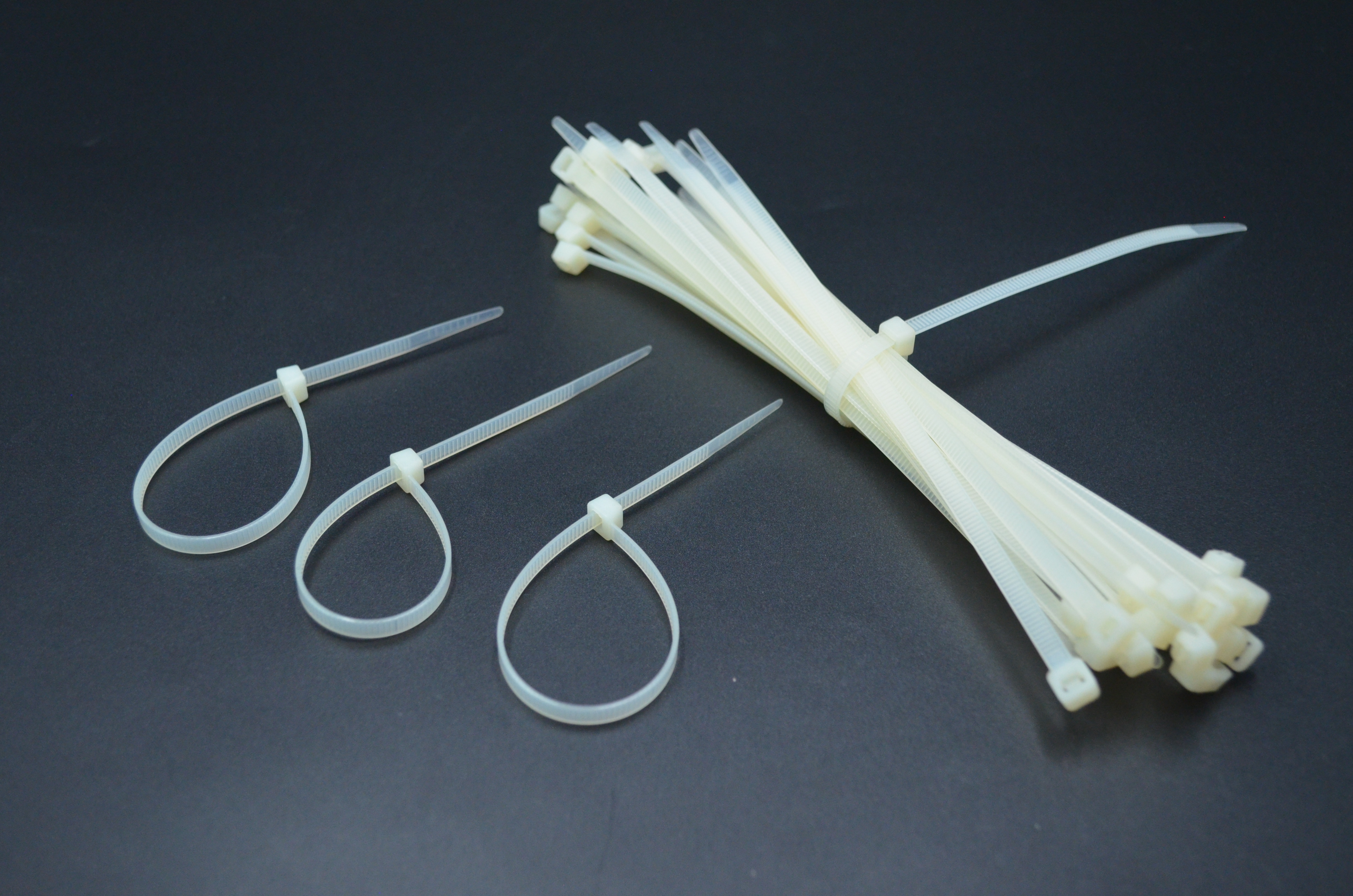 解开扎带真简单，用手碰一下这个地方，1秒就解开，看完涨知识了