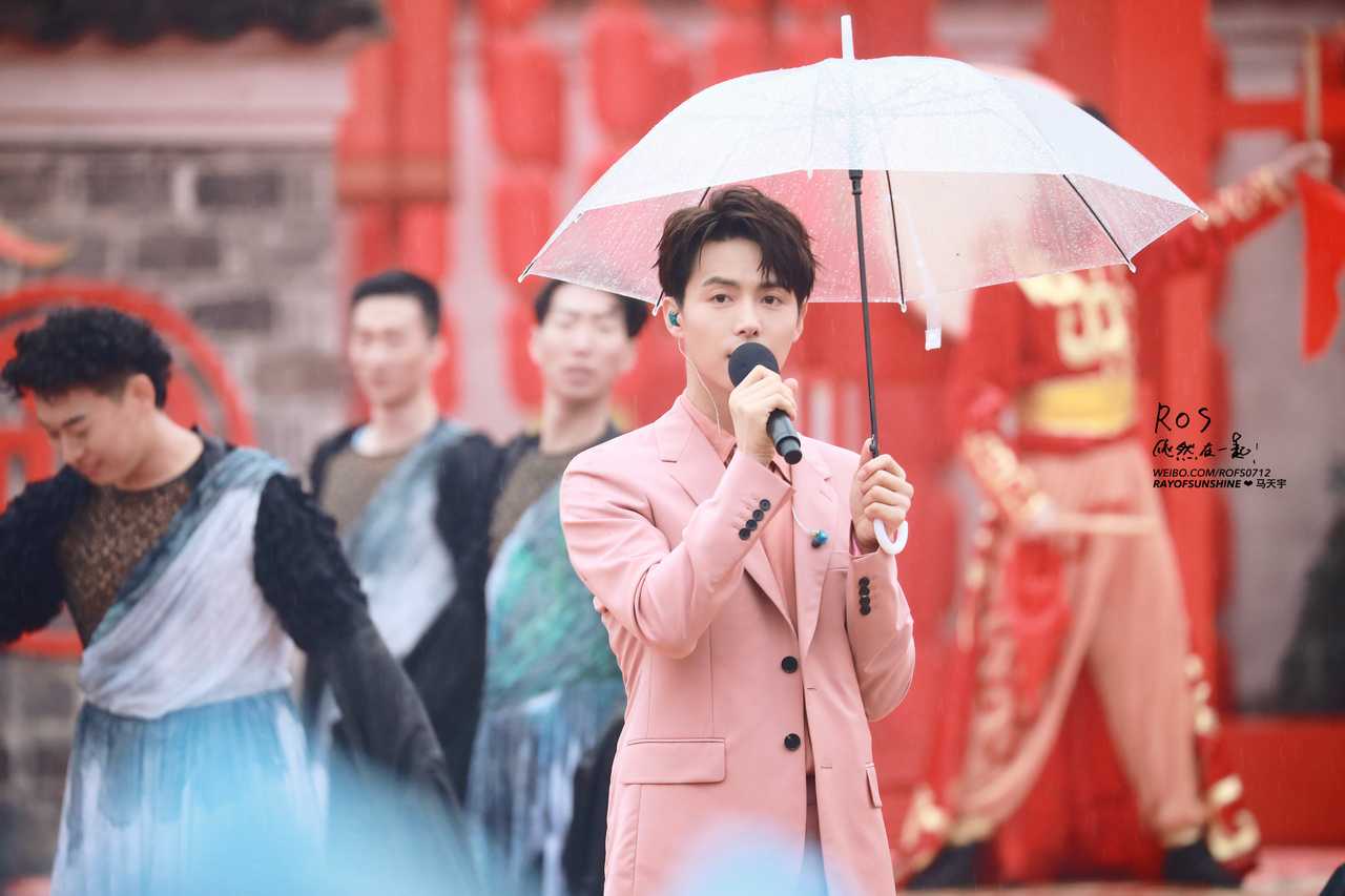 马天宇COS敖丙,hold住了白发又hold住蓝发的男人