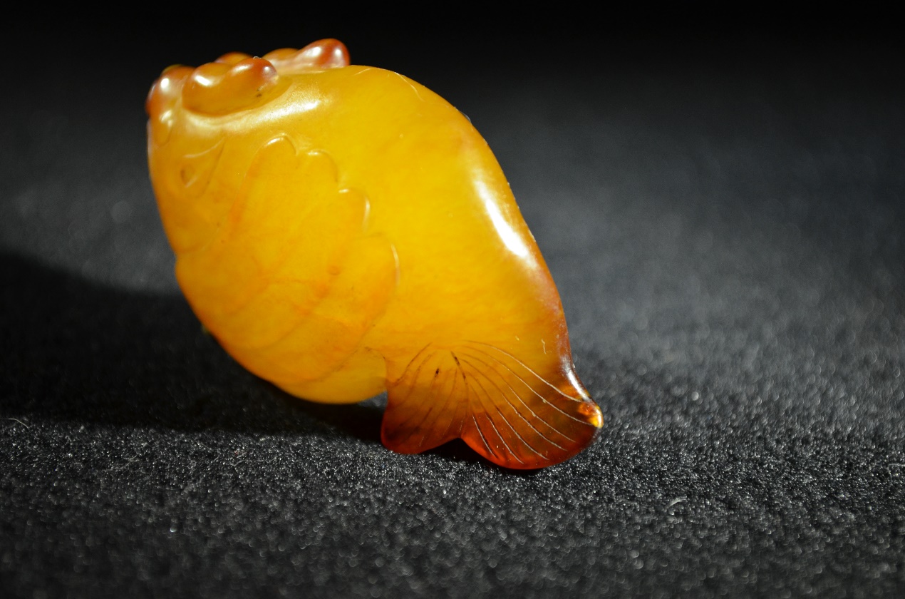 鸡血石与田黄石的结合,硬田黄石与田黄石