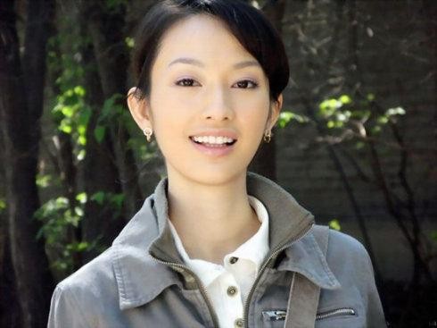 张俪穿露脐装跳舞,张俪穿裙子跳舞