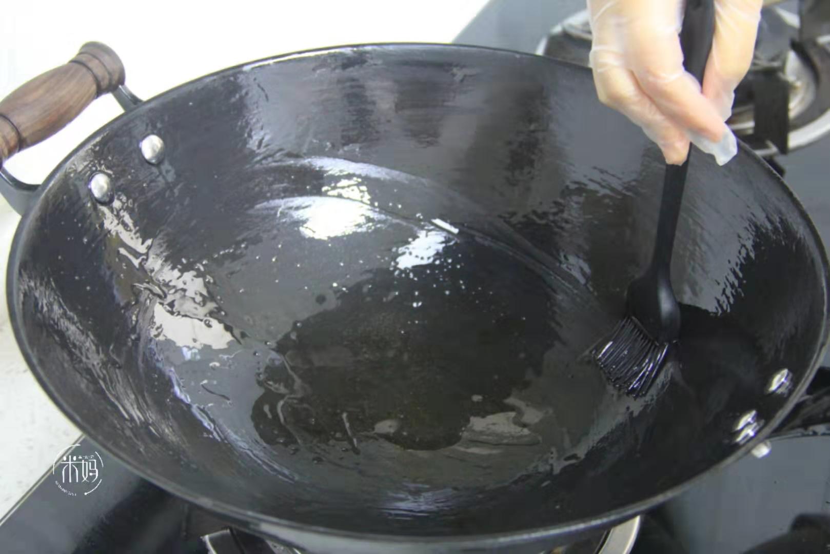 铁锅如何开锅才不生锈不粘锅,铁锅开锅以后怎么不粘锅