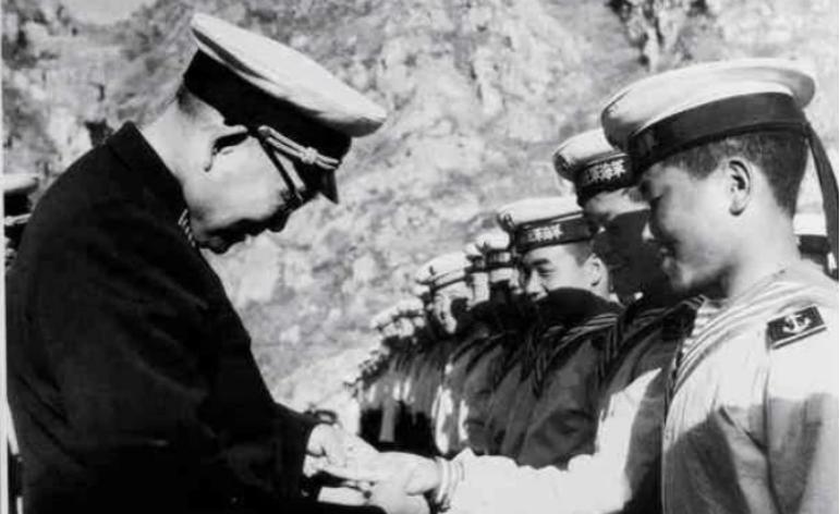 毛主席去青岛视察，顺便去肖劲光家做客：让你夫人做个苦瓜炒鸭子