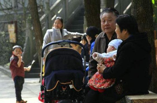 7旬老人拒绝儿子探望父母,儿孙拒绝探望的原因