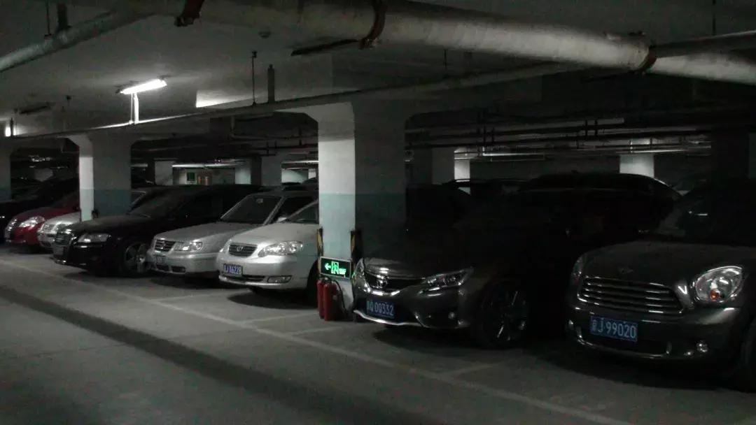 武汉女子被男友当街刺伤,一女子在地下停车场被男女围殴