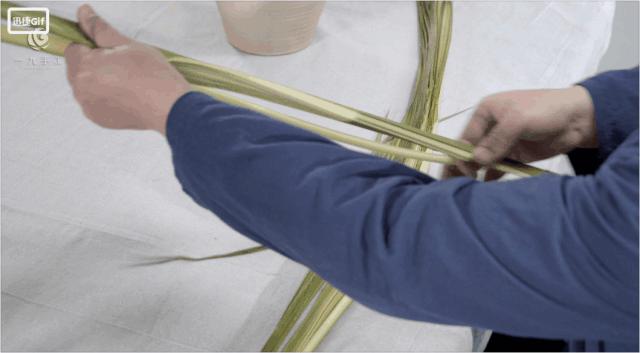 用叶子编玫瑰花图片,不用剪刀做教师节玫瑰花手工制作