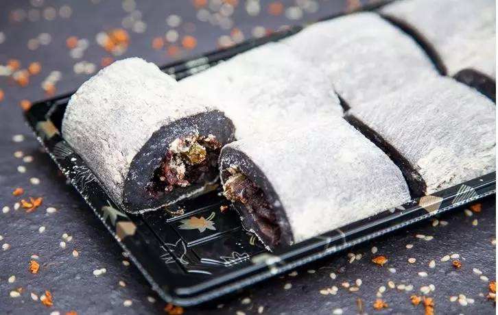 路边的甜品店，传出“砰砰”的敲打声