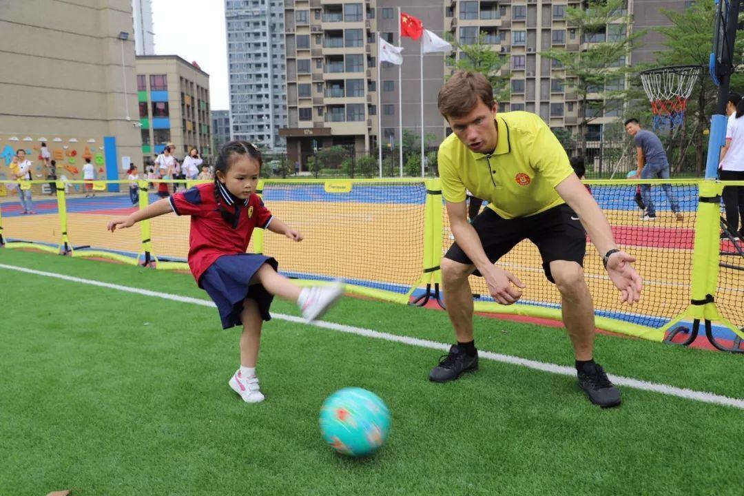 想让孩子踢球该做好哪些准备,为什么让孩子参加足球比赛