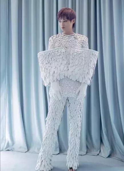 李宇春穿搭又酷又野宛若黑天鹅,李宇春早期上造型改造节目