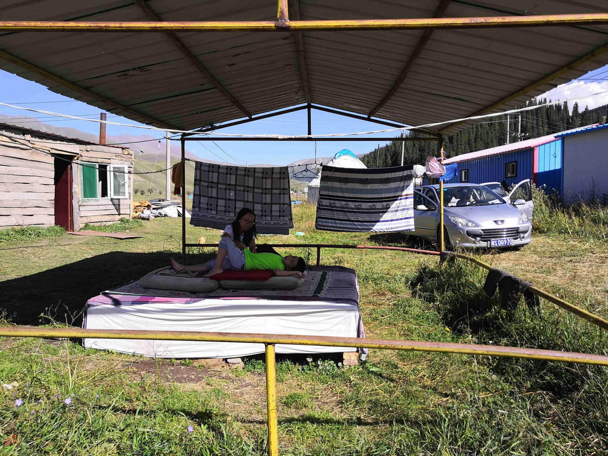 与*疆新**旅店老板共餐，直夸我土豆丝炒的好吃，后请我吃羊肉大餐