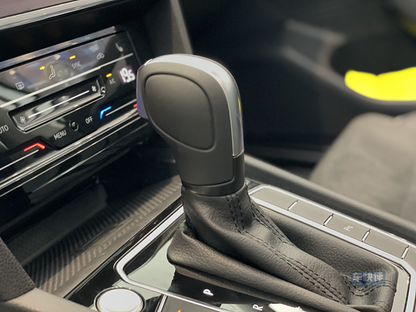 4万多块的帕萨特值得入手么,20多万可以买到哪一年埃尔法