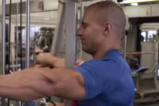 如何把肩部的三角肌练出来,如何锻炼三角肌让肩膀肌肉凸显