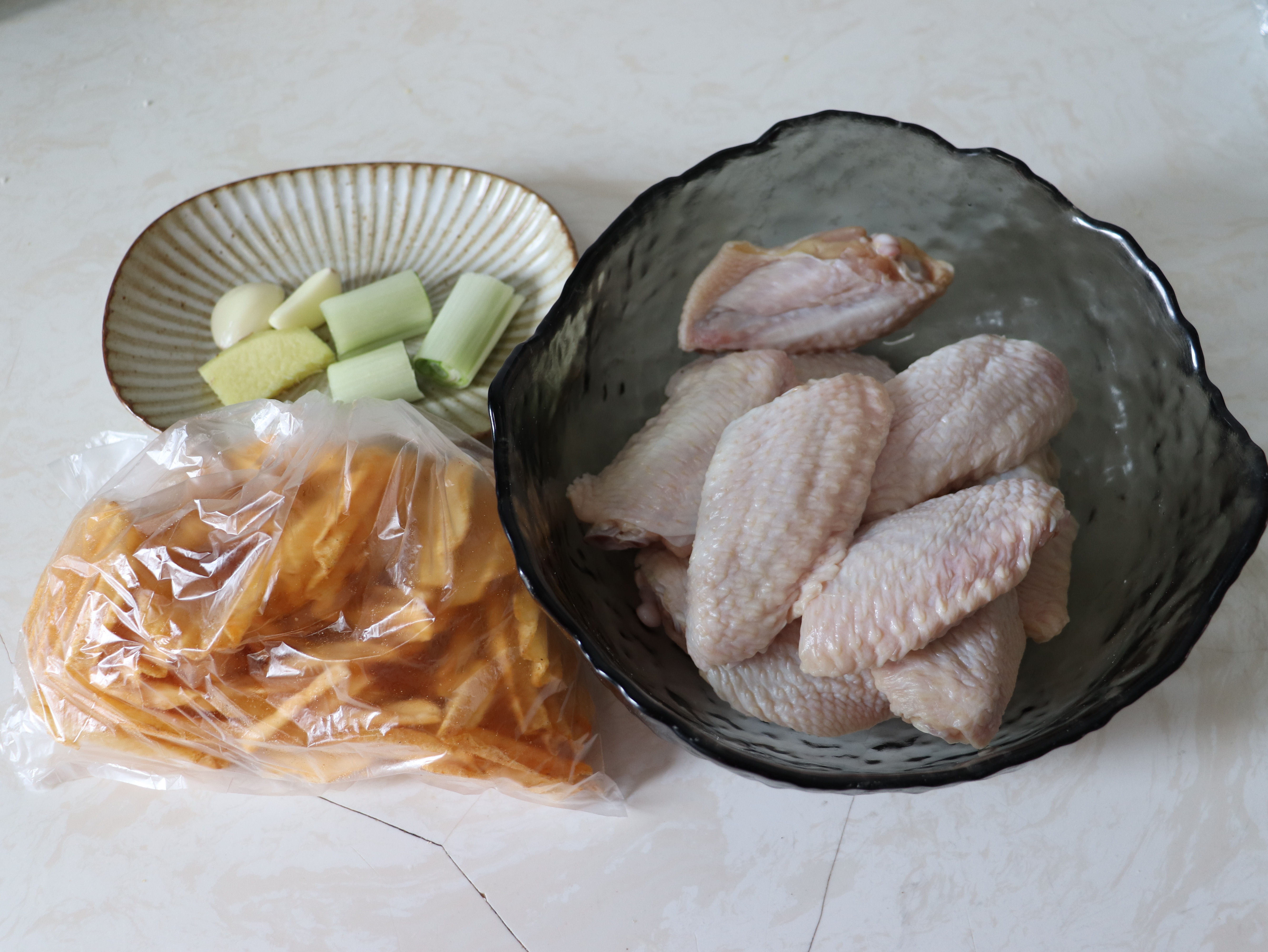 薯片烤鸡翅做法,脆脆的薯片鸡翅