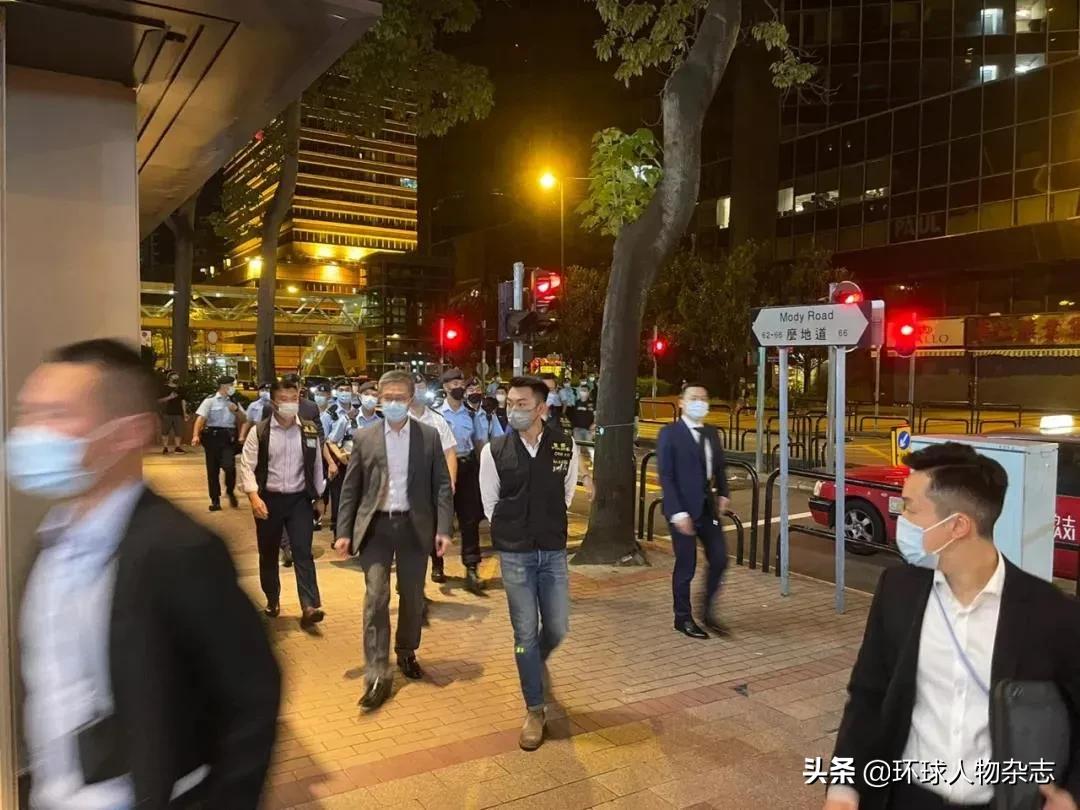 黑帮火拼竟飞车闯警署！港警“一哥”震怒，带队扫黑4天抓近300人