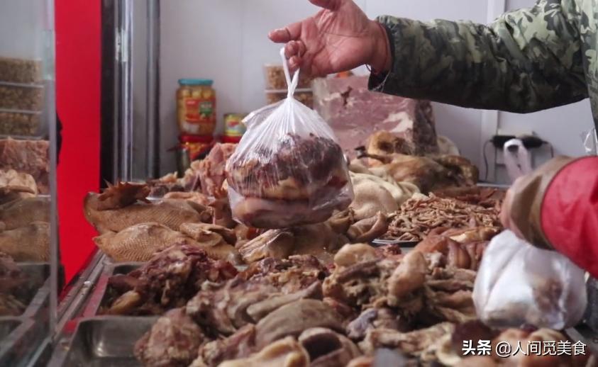 河南乡村大爷卖卤肉,每天往返20公里摆摊卖卤肉