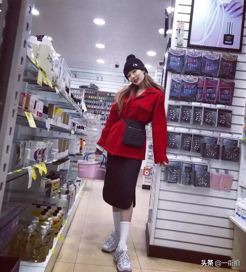 泫雅穿着粉色上衣走红,泫雅衣服ins