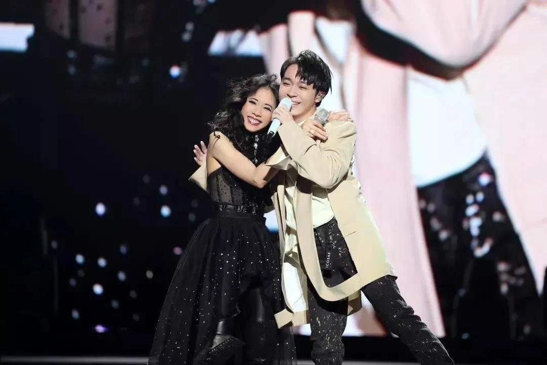 百搭天后莫文蔚，除言承旭外盘点与她舞台上合作过的男明星