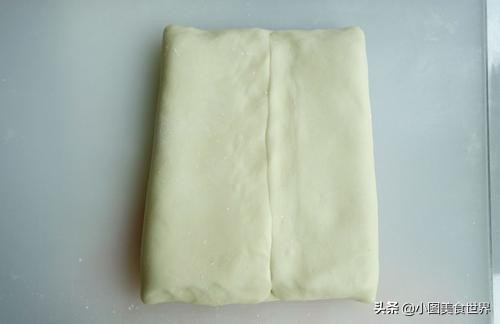 榴莲酥做好后层次分明、异常松化，刚出炉就被家里的小孩分完了