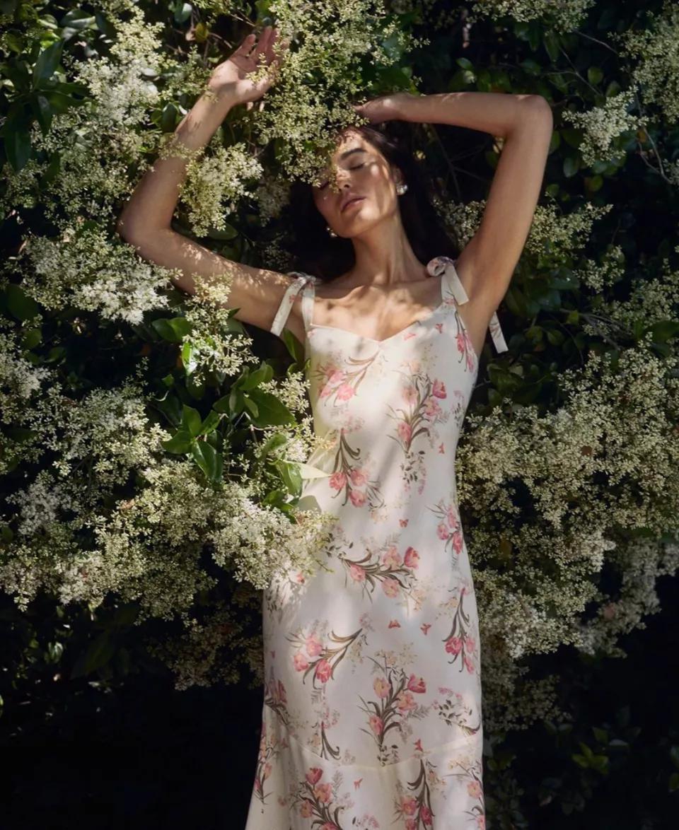 新款妈妈装修身显瘦碎花裙,绿色碎花裙搭配帆布鞋好看吗