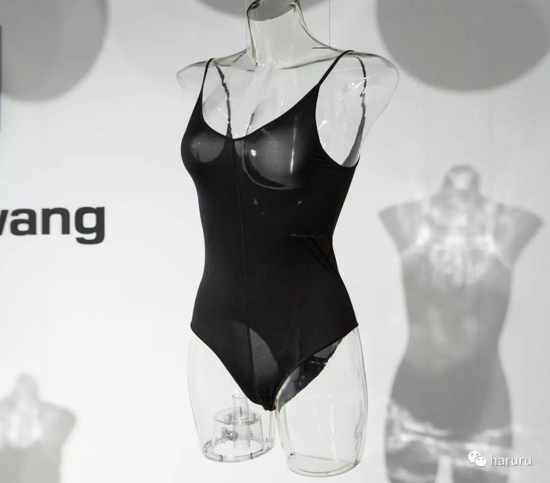 赖冠霖联名同款羽绒服,赖冠霖深蓝色西装