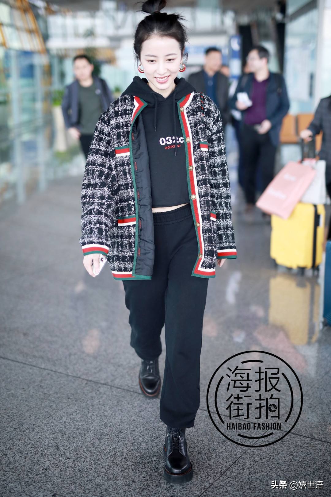 周雨彤穿板鞋图片,周雨彤spell牛仔裤穿搭