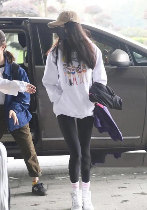 非常流行的鲨鱼裤穿法,鲨鱼裤搭配什么样子的老爹鞋