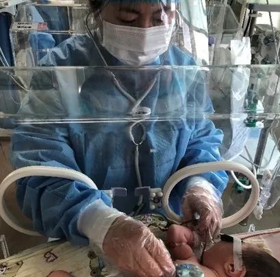 新生儿20天呼吸道感染症状及表现,新生儿宫内感染导致呼吸急促