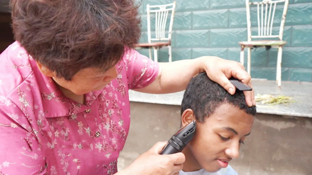 11年前,浙江农村奶奶收养了黑人小男孩巴比,如今怎么样了?