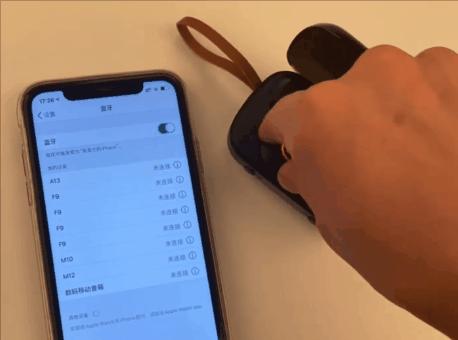 别再吹Airpods无敌，小米价耳机才真猛，显示电量还能照明