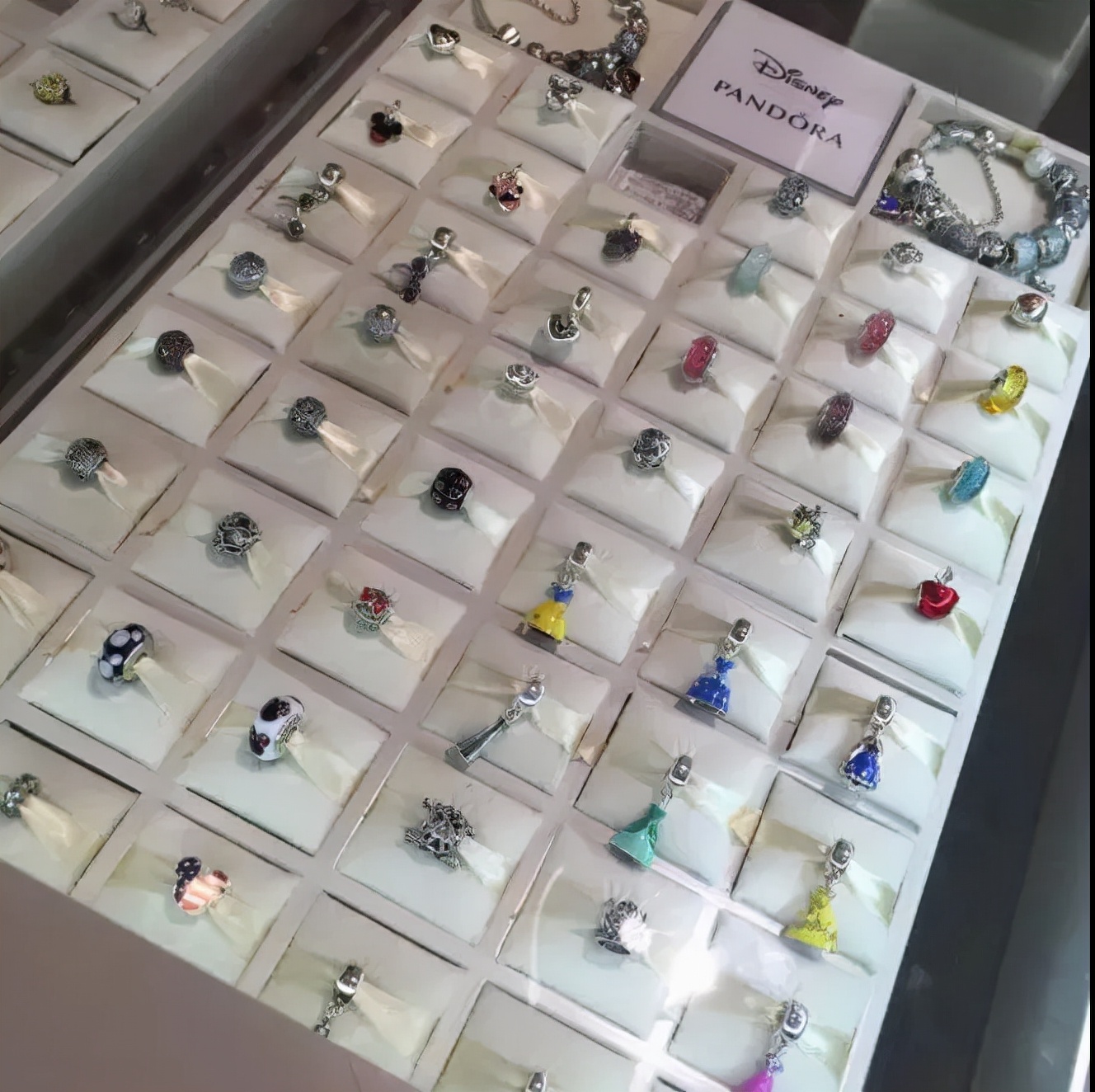 巨亏600亿！被1亿人捧起来的“超级名媛”，人设崩塌